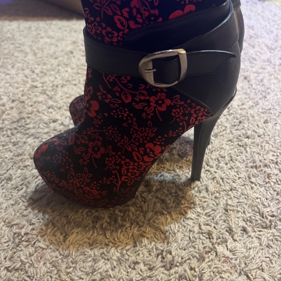 Show story high heel booties - Picture 2 of 6
